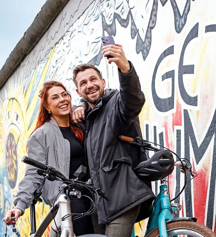 Über Bikeleasing Mitarbeiter fotografieren sich mit neuen Diensträdern